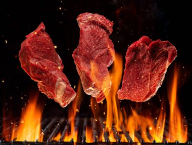 Ham sığır uçan yukarıda yakıcı biftek ızgara ızgara