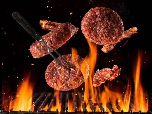 Pedaços de hambúrgueres crus de carne de vaca voadora — Fotografia de Stock