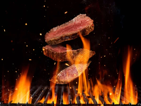 Fliegende rohe Rindfleisch-Steaks — Stockfoto