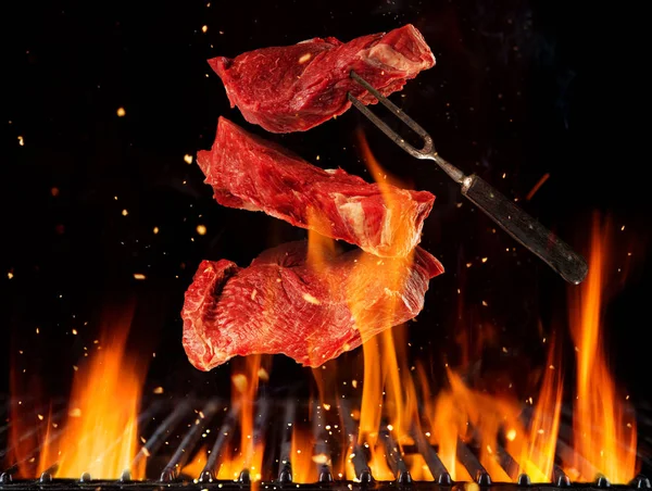 Ham sığır uçan yukarıda yakıcı biftek ızgara ızgara