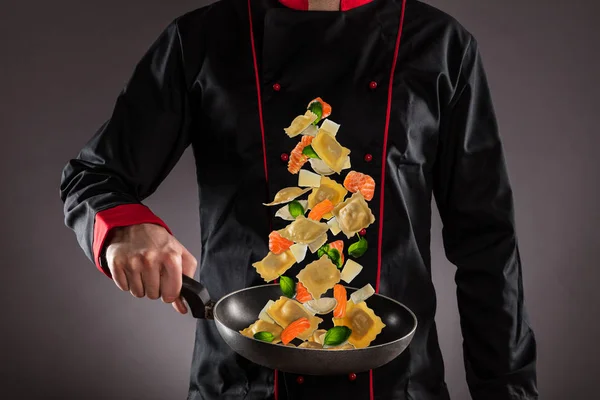 Nahaufnahme von Koch, der italienische Pasta wirft — Stockfoto