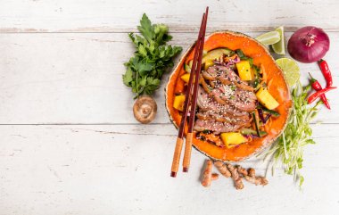 Taze et Asya salata üstten görünüm kompozisyon