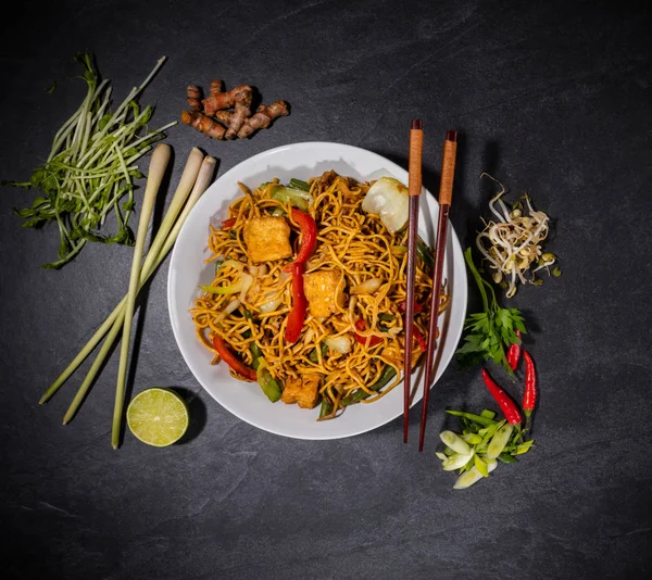 Vista dall'alto composizione di tagliatelle fritte con tofu — Foto Stock