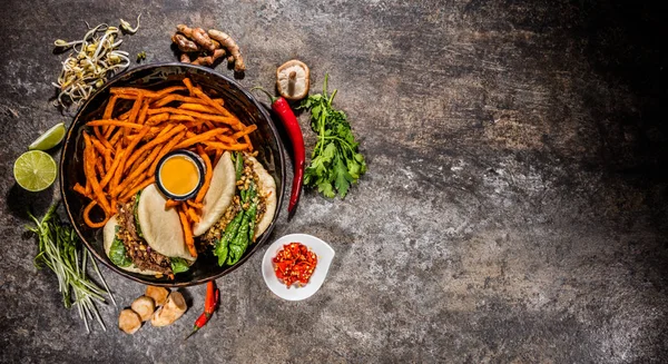 Comida taiwanesa con papas fritas de tomate dulce — Foto de Stock