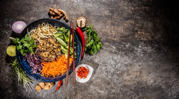 Composition vue du dessus de la nourriture vietnamienne dans un bol — Photo
