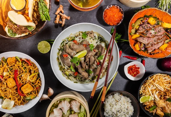 Vista dall'alto composizione di vari alimenti asiatici in ciotola — Foto Stock