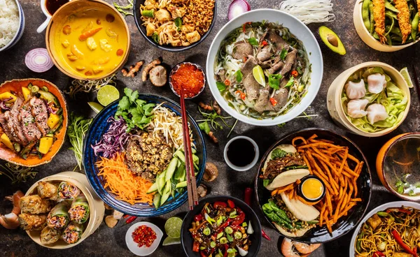 Сверху композиция из различных азиатских блюд в миске — стоковое фото