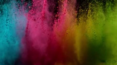 Siyah zemin üzerinde izole edilmiş çok yavaş renkli toz çarpışması. Yüksek hızlı sinema kamerası, 1000fps.