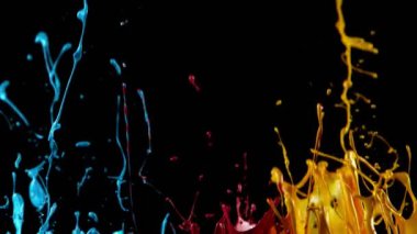 Dans renkleri süper yavaş hareket siyah arka planda izole şekiller. Yüksek hızlı sinema kamera, 1000 FPS çekildi