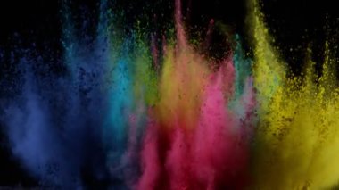 Siyah zemin üzerinde izole edilmiş çok yavaş renkli toz çarpışması. Yüksek hızlı sinema kamerası, 1000fps.