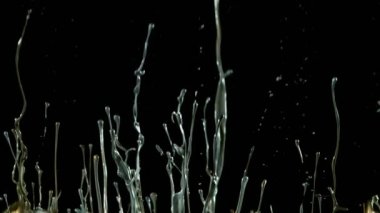 Dans renkleri süper yavaş hareket siyah arka planda izole şekiller. Yüksek hızlı sinema kamera, 1000 FPS çekildi