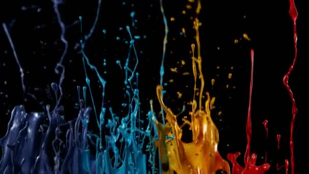 Superzeitlupe Der Tanzenden Farben Formen Isoliert Auf Schwarzem Hintergrund Gefilmt — Stockvideo