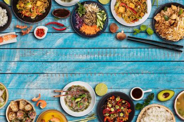 Kaselerde çeşitli Asya yemeklerinin en iyi görünümü