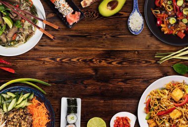 Kaselerde çeşitli Asya yemeklerinin en iyi görünümü