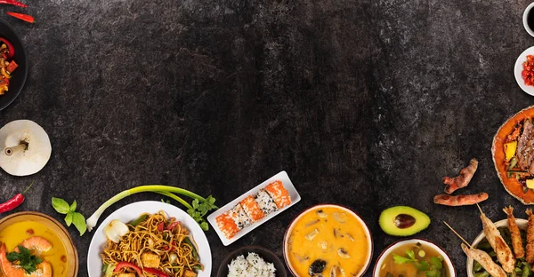 Top view koostumus eri Aasian ruokaa kulhot — kuvapankkivalokuva