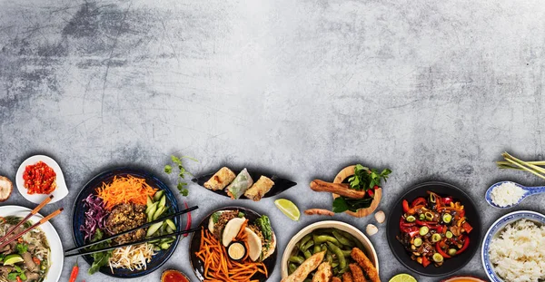 그릇에 다양한 아시아 음식의 상단보기 구성 — 스톡 사진