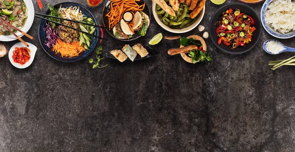 Composición vista superior de varios alimentos asiáticos en cuencos — Foto de Stock