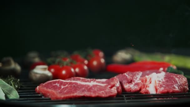 Mouvement Super Lent Tomber Steaks Bœuf Cru Sur Gril Filmé — Video