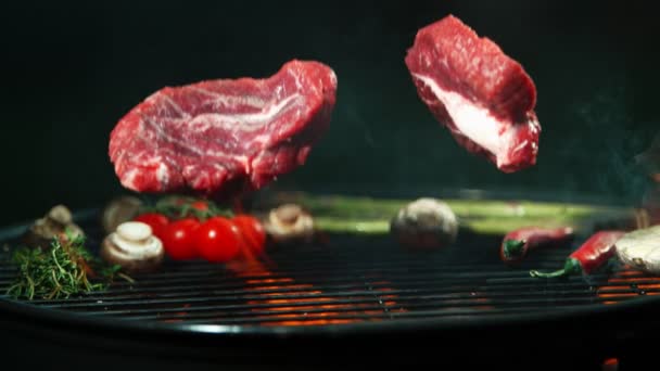 Super Cámara Lenta Caída Filetes Carne Cruda Parrilla Filmado Cámara — Vídeo de stock