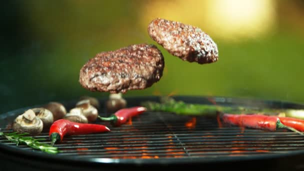 Super Cámara Lenta Caída Filetes Hamburguesa Parrilla Filmado Cámara Cine — Vídeo de stock