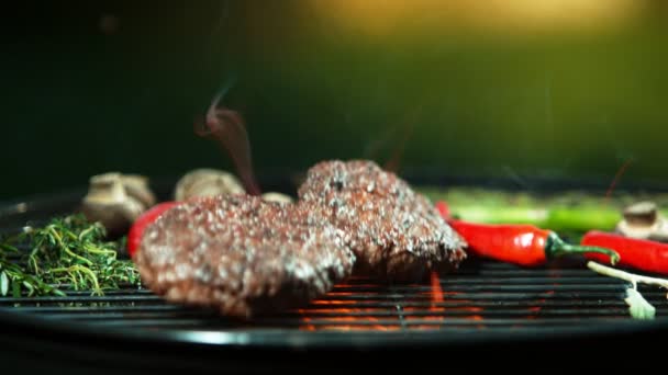 Super Slow Motion Van Vallende Hamburger Steaks Grill Gefilmd High — Stockvideo