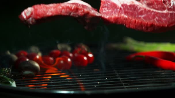 그릴에 떨어지는 쇠고기 스테이크의 슬로우 시네마 카메라로 1000 Fps — 비디오