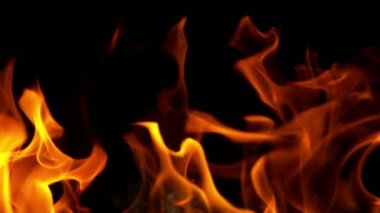 Siyah arka planda izole ateş süper yavaş hareket. Yüksek hızlı kamera, 1000 fps filme