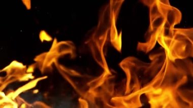 Siyah arka planda izole ateş süper yavaş hareket. Yüksek hızlı kamera, 1000 fps filme