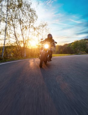 Avrupa yolunda motosiklet sürücüsü sürme