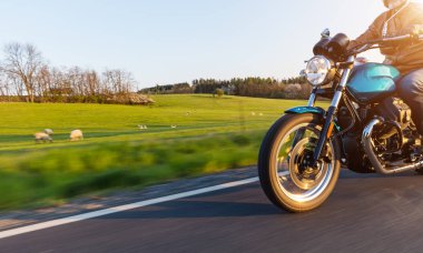 Avrupa yolunda motosiklet sürücüsü sürme