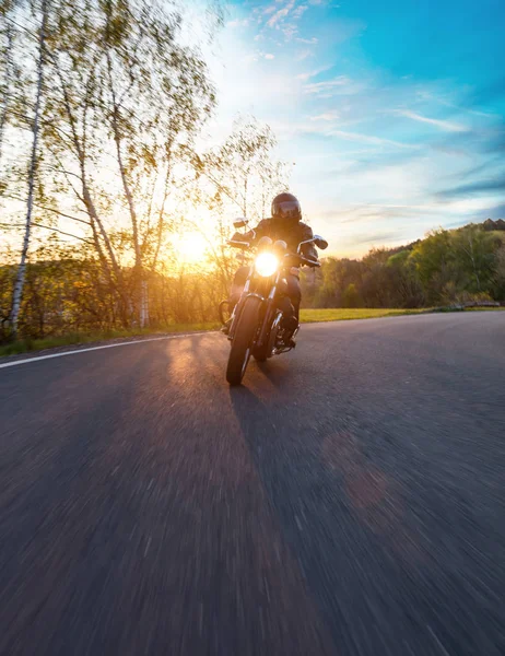 Motorcykelförare ridning i Europeiska väg — Stockfoto