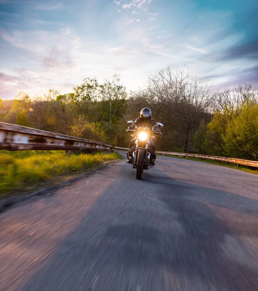 Motorkerékpár-sofőr lovaglás az európai úton — Stock Fotó