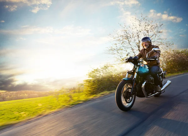 Motociclista em estrada europeia — Fotografia de Stock