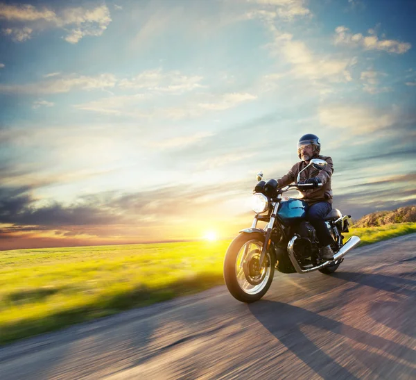 Водій мотоцикла їзда на європейській дорозі — стокове фото