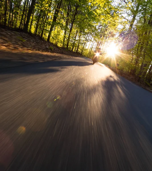 Motociclista em estrada europeia — Fotografia de Stock