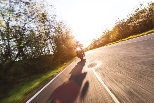 Motociclista em estrada europeia — Fotografia de Stock