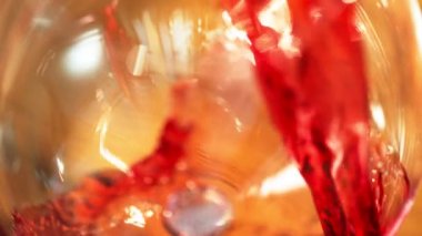 Ayrıntılı olarak kırmızı şarap sıçraması Süper yavaş hareket. Yüksek hızlı sinema kamera, 1000 fps filme