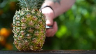 Bıçak kesilerek ananas yarıya süper yavaş hareket. Yüksek hızlı sinema kamera, 1000 fps filme.