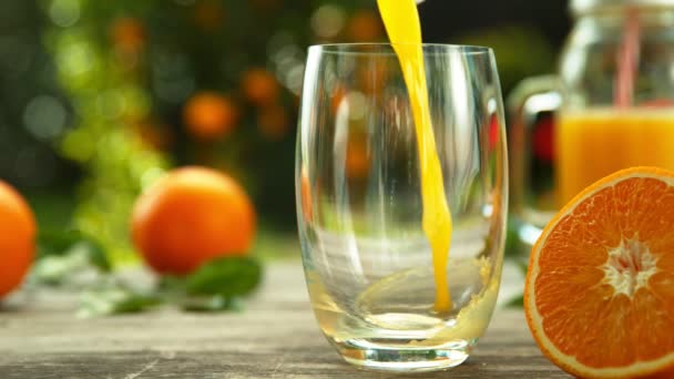 Super Zeitlupe Des Gießens Von Orangensaft Glas Gefilmt Mit High — Stockvideo