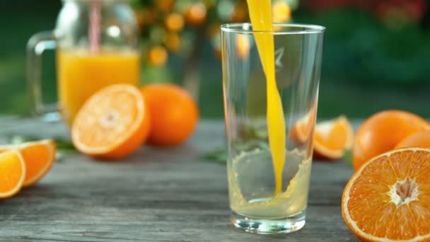 将橙汁倒入玻璃杯的超慢动作 在高速影院相机上拍摄 1000 Fps — 图库视频影像