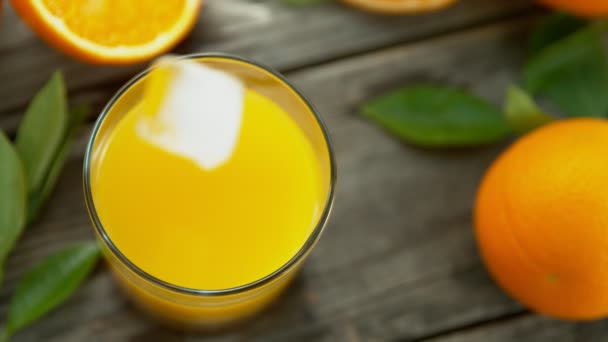 오렌지 주스와 유리에 큐브떨어지는 슬로우 시네마 카메라로 1000 Fps — 비디오