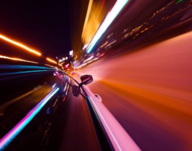 Hareket bulanıklığı ile gece şehirde sürüş araba Pov