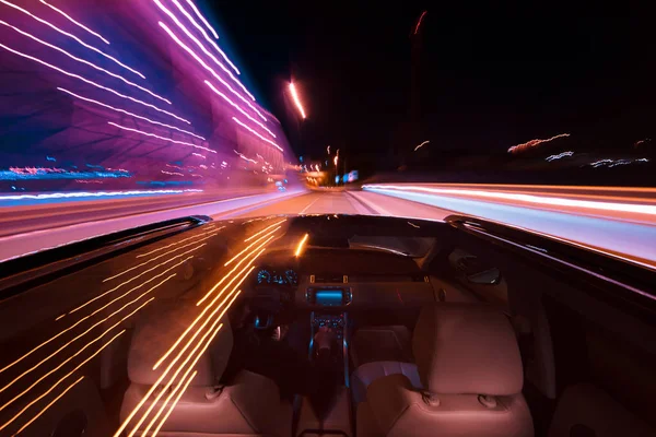 POV di guida in auto di notte città con movimento sfocato — Foto Stock