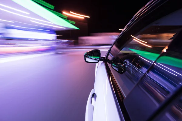 在夜晚城市与运动模糊的汽车驾驶的Pov — 图库照片