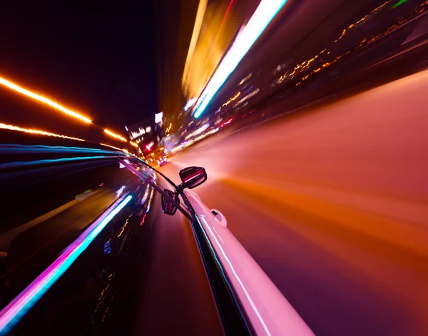 POV di guida in auto di notte città con movimento sfocato — Foto Stock