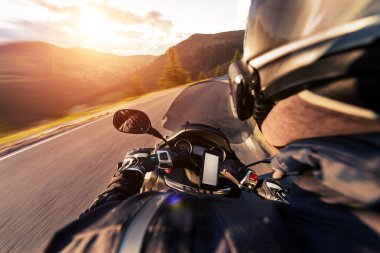 Alp yolda sürme motosiklet sürücüsü Pov