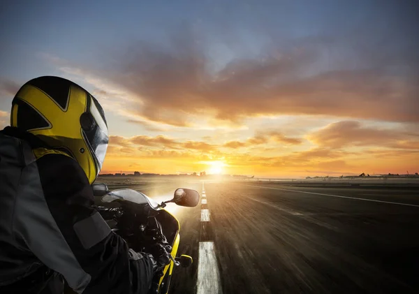 Närbild av supersportmotorcykel förare — Stockfoto