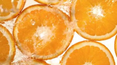 Su sıçraması ile portakal dilimleri Süper yavaş hareket. Yüksek hızlı sinema kamera, 1000 fps filme.