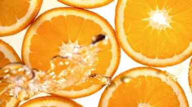 Su sıçraması ile portakal dilimleri Süper yavaş hareket. Yüksek hızlı sinema kamera, 1000 fps filme.