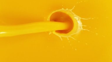Portakal suyunun çok yavaş bir şekilde dökülmesi. Yüksek hızlı sinema kamerası, 1000 fps..